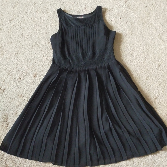 Forever 21 Dresses & Skirts - F21 Black Pleated Chiffon Dress Medium